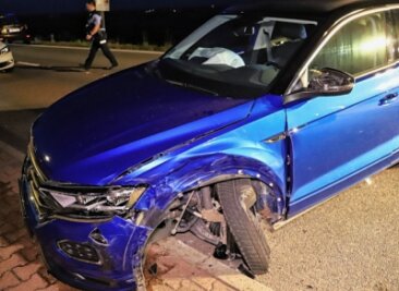 Nach Unfall: Mann stirbt im Krankenhaus - Der am Unfall beteiligte VW T-Roc. 