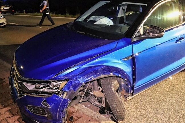 Nach Unfall: Mann stirbt im Krankenhaus - Der am Unfall beteiligte VW T-Roc. 