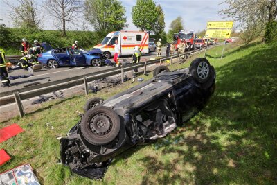 Nach Unfall mit dramatischen Minuten auf der B 93 bei Meerane: Ersthelfer-Appell soll Autofahrer wachrütteln - Beim Unfall am 12. April war es zu einem Frontalzusammenstoß zwischen einem Audi und einem Mercedes gekommen.