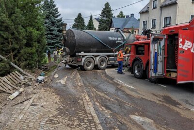 Nach Unfall mit Gülle-Lkw: Landratsamt Mittelsachsen äußert sich - In Neuhausen war ein mit Gülle-Lkw umgekippt und teils ausgelaufen. Er wurde von einem Spezialkran geborgen.