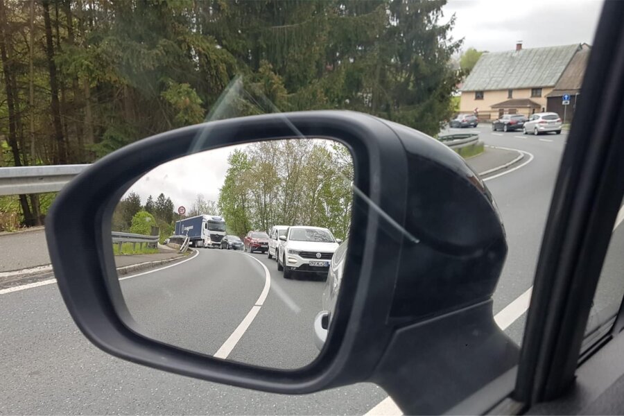 Nach Unfall mit Lkw in der Felsenkurve Rebersreuth: Verkehr wird durch den Ort an der Unfallstelle vorbei geleitet - Nach einem Unfall in der Felsenkurve in Rebersreuth staut sich auf der B 92 der Verkehr.