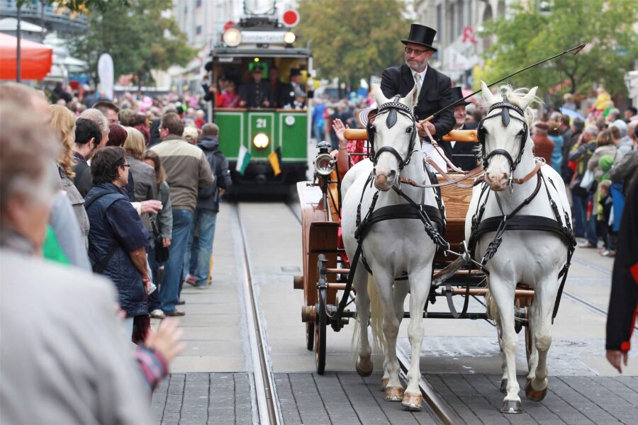 Nach Unfall mit Pferdekutsche im Vogtland: Tierschutzorganisation wendet sich erneut an Landrat - Pferdekutsche in Plauen (anlässlich 120 Jahre Straßenbahn): Tierschützer fordern ein Verbot.
