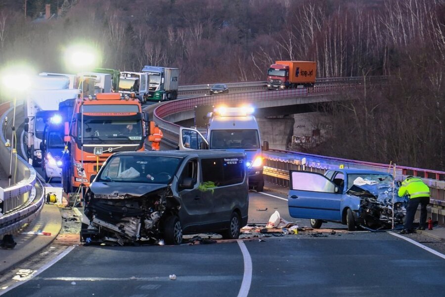 Beim Frontalzusammenstoß von einem Kleintransporter und einem Pkw sind am Freitagmorgen sieben Menschen auf der Talbrücke über Alberoda verletzt worden. Der Autobahnzubringer musste für viereinhalb Stunden gesperrt werden. 