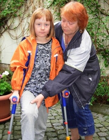 Michelle mit Mutter Simone Schöneberg auf dem Weg zum Arzt. 