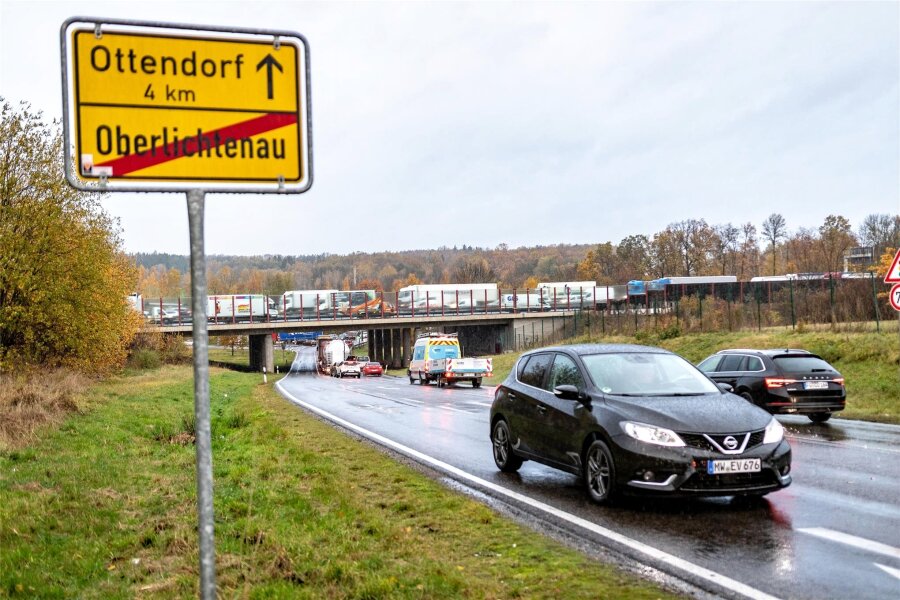 Nach Unfall nahe Chemnitz-Ost langer Stau auf der A4 - Die Autobahnanschlussstelle Chemnitz-Ost am Montagmorgen. Im Hintergrund der Stau auf der A4.