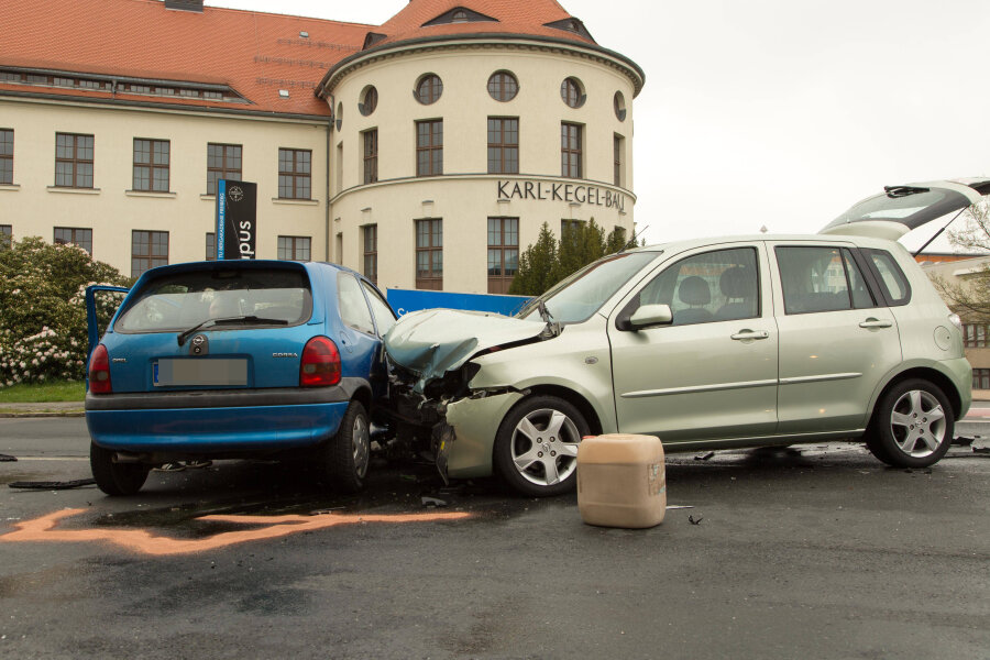 Nach Unfall: Verkehrsbehinderungen auf der Leipziger Straße in Freiberg - 