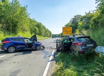 Nach Unfall: Verletzter lobt Einsatz der Helfer - Der Ford und der Hyundai waren auf dem Autobahnzubringer bei Zwönitz zusammengestoßen. 
