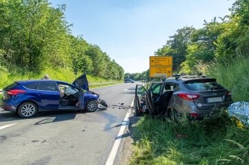Nach Unfall: Verletzter lobt Einsatz der Helfer - Der Ford und der Hyundai waren auf dem Autobahnzubringer bei Zwönitz zusammengestoßen. 