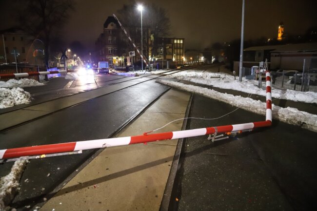 Nach Unfall: Züge müssen in Aue wegen defekter Schranke jetzt anhalten und vor der Weiterfahrt pfeifen - Blick auf die völlig demolierte Bahnschranke an der Rudolf-Breitscheid-Straße in Aue.