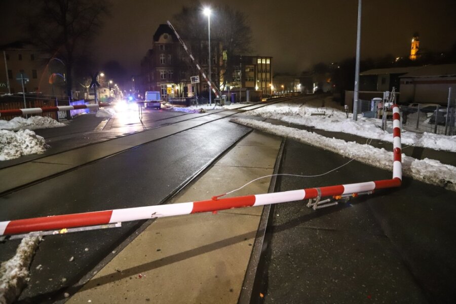 Nach Unfall: Züge müssen in Aue wegen defekter Schranke jetzt anhalten und vor der Weiterfahrt pfeifen - Blick auf die völlig demolierte Bahnschranke an der Rudolf-Breitscheid-Straße in Aue.