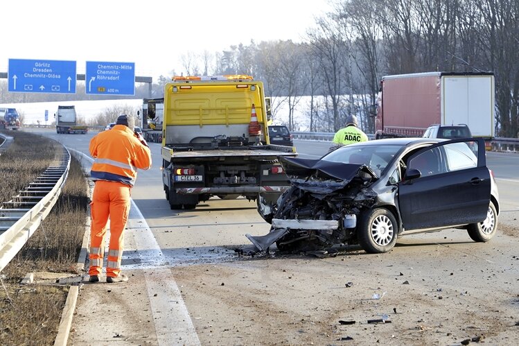 Nach Unfall: Zwei Spuren auf der A4 bei Chemnitz blockiert - Kurz vor der Abfahrt Chemnitz Mitte kam ein Fahrer von der Spur ab und fuhr in die Mittelleitplanke.
