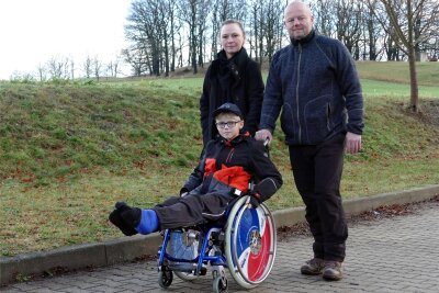 Nach Unfallflucht in Gelenau: Familie von elfjährigem Jungen muss sich neuem Alltag stellen - So oft wie möglich gehen Astrid und Marek Decker mit ihrem Sohn Roman spazieren, damit er an die frische Luft kommt.