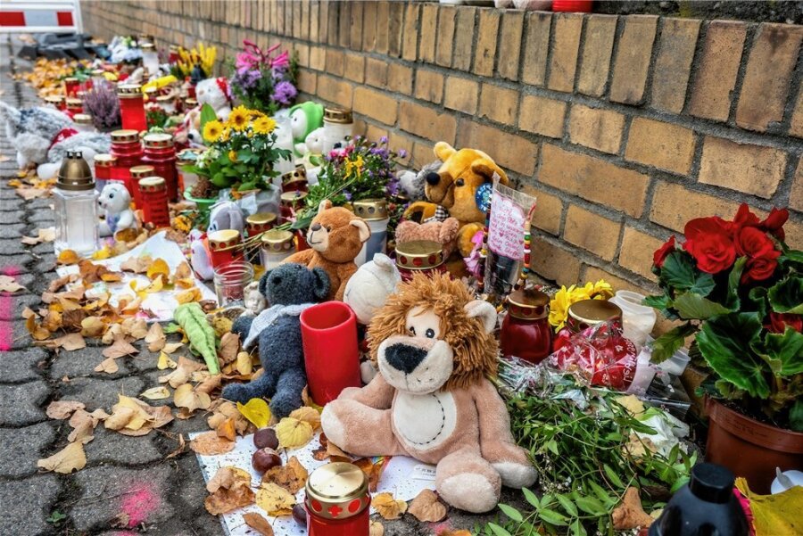 Nach Unfalltod einer Sechsjährigen in Hartha: "Das furchtbarste Szenario, das man sich vorstellen kann" - Blumen, Kerzen und Kuscheltiere erinnern an der Unfallstelle in Hartha an das Mädchen, das tödlich verunglückt ist. 