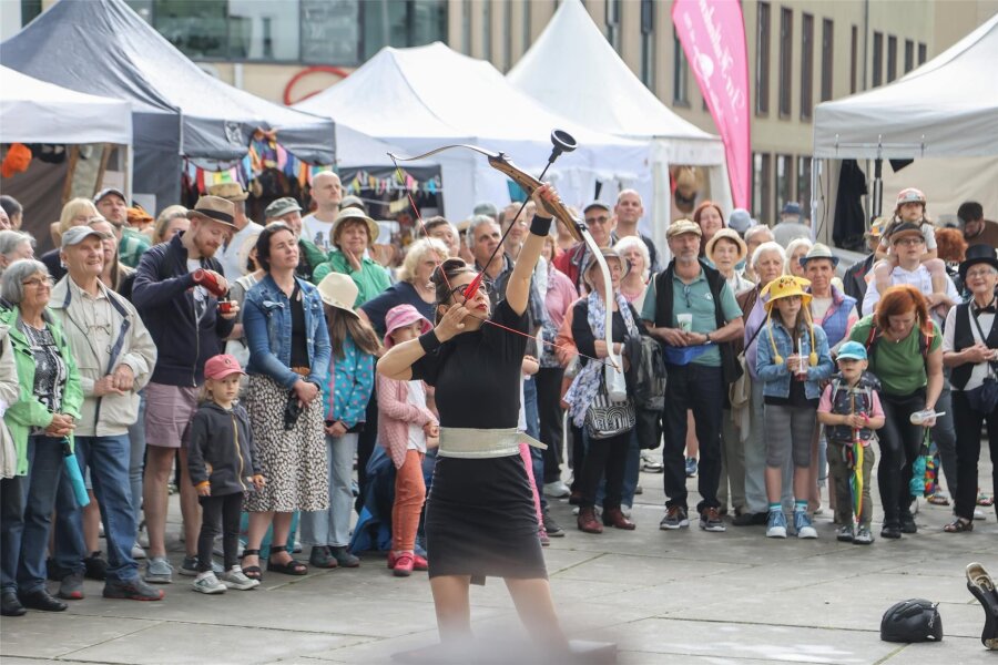 Nach Unwetter: Chemnitzer Hutfestival setzt sein Programm fort - Wie hier auf dem Düsseldorfer Platz gibt es beim Hutfestival in Chemnitz an insgesamt neun Orten in der Innenstadt noch bis gegen 23 Uhr Darbietungen zu erleben. Am Sonntag wird das Festival von 12 bis 18 Uhr fortgesetzt.