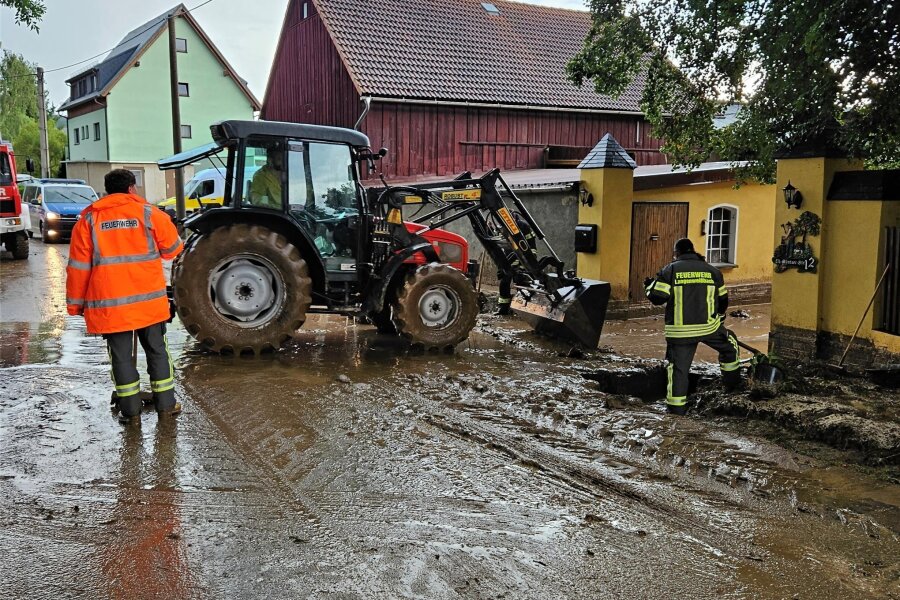 Nach Unwetter in Langenweißbach: Rund 50 Feuerwehrleute kämpfen gegen die Schlammmassen - Schlammmassen sorgen in Langenweißbach für eine Spur der Verwüstung.