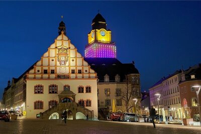 Nach Unwetter: Plauens Rathaus-Turm bleibt dunkel - Seit dem Frühjahr leuchtet das Plauener Rathaus nachts in vielen Farben. Das Lichternetz wurde beim Sturm am Montagabend allerdings beschädigt. 