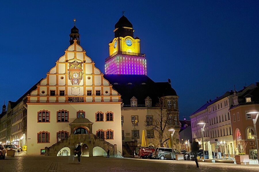Seit dem Frühjahr leuchtet das Plauener Rathaus nachts in vielen Farben. Das Lichternetz wurde beim Sturm am Montagabend allerdings beschädigt. 