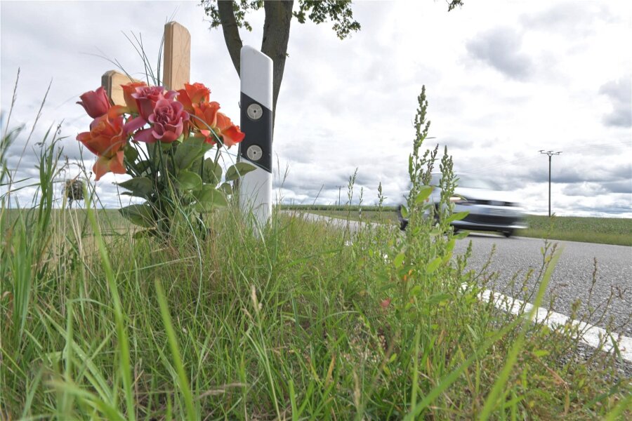 Nach Urteil zum tödlichen Pedelec-Unfall bei Helbigsdorf: Autofahrer legt Berufung ein - Ein Kreuz und Blumen erinnern an den tödlichen Unfall am 31. Juli 2022 bei Helbigsdorf.