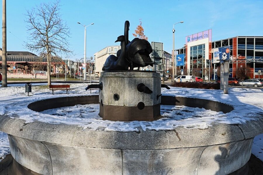 Nach Vandalismus am Schwanenbrunnen: Stadt bleibt auf Kosten sitzen - Noch befindet sich der Schwanenbrunnen im Winterschlaf. Bevor er wieder sprudeln kann, muss er repariert werden. 