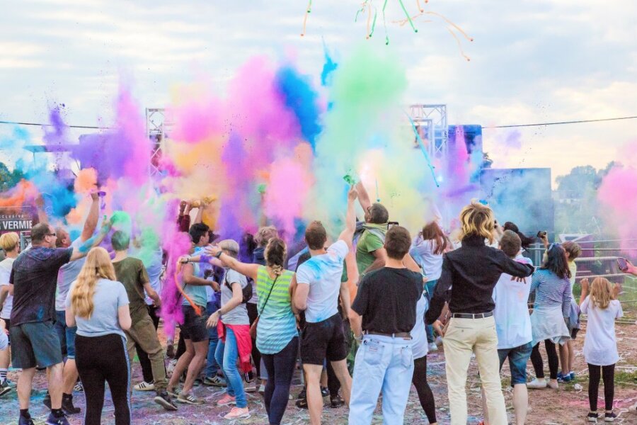 Das Holi-Festival auf der Halde 116 in Buchholz soll trotz des Rückzugs des bisherigen Veranstalters Till Schwabe stattfinden. Das Bewerfen mit farbigem Pulver gehört zur ausgelassenen Stimmung dazu - hier ein Foto aus dem vergangenen Jahr. 
