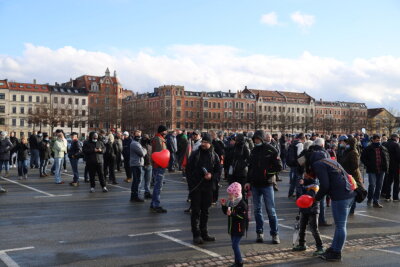 Nach Verbot der Corona-Demos in Chemnitz: Angriff auf Polizisten - 300 Demonstranten in Zwickau - Auch in Zwickau versammelten sich am Samstagnachmittag Teilnehmer einer Kundgebung.