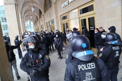 Nach Verbot der Corona-Demos in Chemnitz: Angriff auf Polizisten - Teilnehmer weichen nach Zwickau aus - Am Neumarkt versammelten sich am Nachmittag mehrere Personen. Einige griffen Polizisten an.
