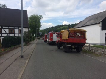 Nach Verdacht auf radioaktive Strahlung: Feuerwehr hebt Sperrung in Brand-Erbisdorf auf - In der Talstraße in St. Michaelis läuft am Sonntagnachmittag ein Einsatz wegen des Verdachtes auf radioaktive Strahlung.