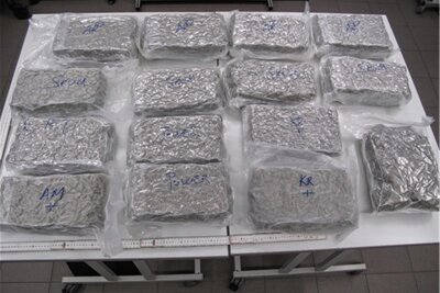 Nach Verfolgungsjagd auf der A 4: Polizei findet 25.000 Euro und kiloweise Drogen bei Chemnitzer - In der Reisetasche eines Chemnitzer Dealers fand die Polizei 15 Kilogramm Marihuana.