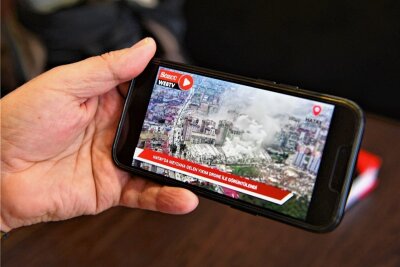 Nach verheerendem Erdbeben: Wie Mittelsachsen helfen können - Mehmet Eles zeigt auf seinem Smartphone Bilder und Videos aus dem Erdbebengebiet in der Türkei. 