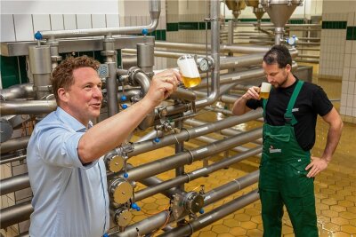 Nach Verkauf an Carlsberg: Wernesgrüner Traditionsbrauerei stockt Personal auf - Brauereidirektor Marc Kusche (links) und Braumeister Konrad Förster im Lagerkeller der Wernesgrüner Brauerei. Hier werden Qualität, Geschmack, die Farbe, Trübe und der Geruch des Bieres kontrolliert.
