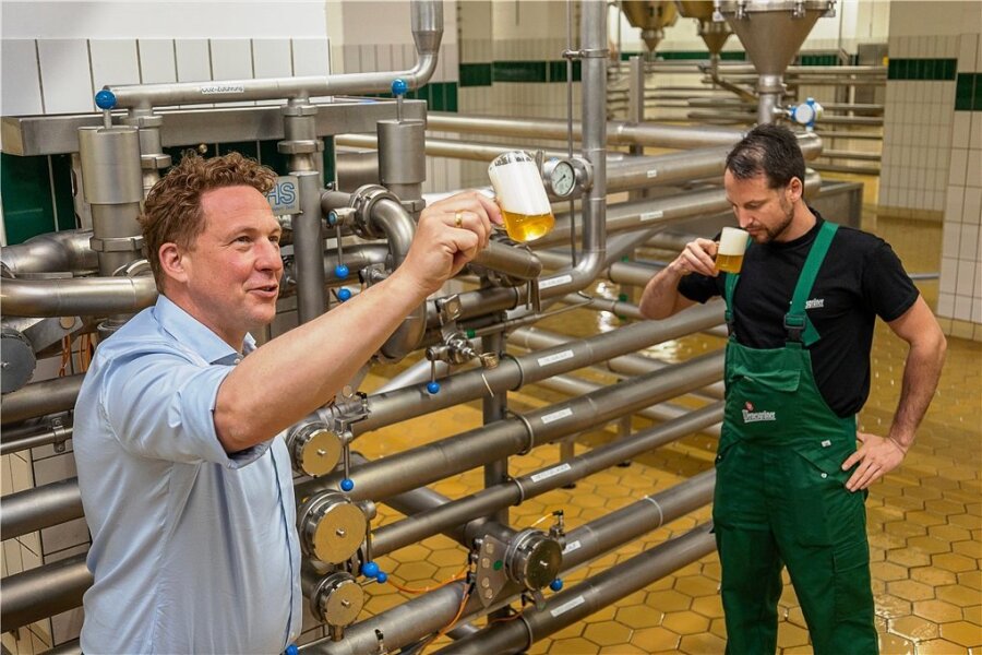 Brauereidirektor Marc Kusche (links) und Braumeister Konrad Förster im Lagerkeller der Wernesgrüner Brauerei. Hier werden Qualität, Geschmack, die Farbe, Trübe und der Geruch des Bieres kontrolliert.
