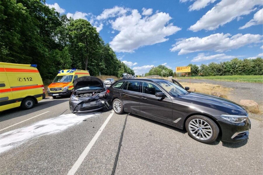 Nach Verkehrsunfall mit vier Fahrzeugen: S 200 bei Sonnenlandpark Lichtenau voll gesperrt - Die S 200 ist nach einem Unfall derzeit zwischen Waldsiedlung und Sonnenlandpark Lichtenau voll gesperrt.