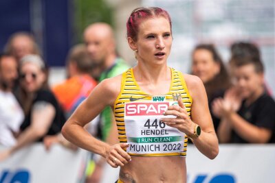 Nach Verletzungsfrust von Berlin: Marathonläuferin hakt Olympianorm noch nicht ab - Kristina Hendel hat die Olympianorm weiter im Blick. Das Foto zeigt sie während des EM-Marathons 2022. 