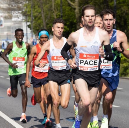 Nach verpasster EM-Teilnahme: Lauf-Ass trainiert für neues Ziel - Beim Hamburg-Marathon im April (Foto) war Sebastian Hendel (vorn) als Tempomacher auf der ersten Hälfte dabei. In Berlin will er sich im September selbst auf den klassischen 42,195 Kilometern ausprobieren. 