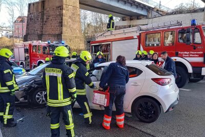 Nach Vorfahrtsfehler auf der Bundesstraße in Werdau drei Personen verletzt - Drei Verletzte gab es bei einem Unfall auf der Ronneburger Straße am Abzweig zum Rot-Weiß-Stadion.