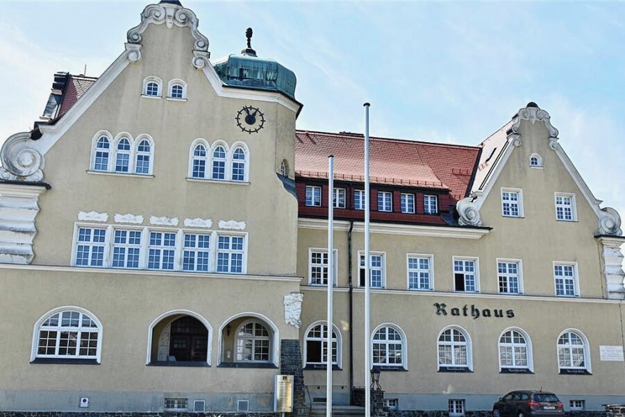 Nach Wahldesaster: Neue Wahlrunde in Schöneck läuft - Das Rathaus von Schöneck.