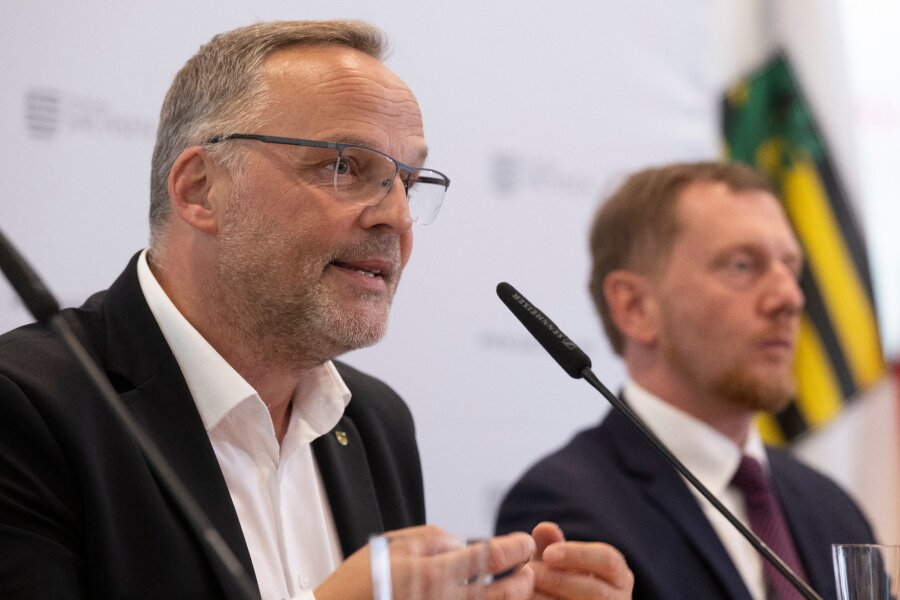 Nach Wahlen: Landrat Neubauer fordert dringend Lösung - Dirk Neubauer (parteilos, l), Landrat des Landkreises Mittelsachsen, und Michael Kretschmer (CDU), Ministerpräsident von Sachsen, sprechen auf der Pressekonferenz.