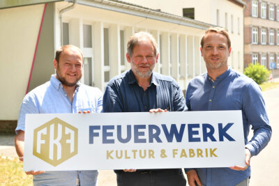 Nach Weco-Aus: Doch wieder Feuerwerk aus Freiberg - Sebastian Funke (v. l.), Georg Alef und Bertram Bach sind die Geschäftsführer der FKF Feuerwerk Kultur Fabrik am Pulvermühlenweg in Freiberg. Die Firma habe bislang fünf Mitarbeiter; weitere würden gesucht. 