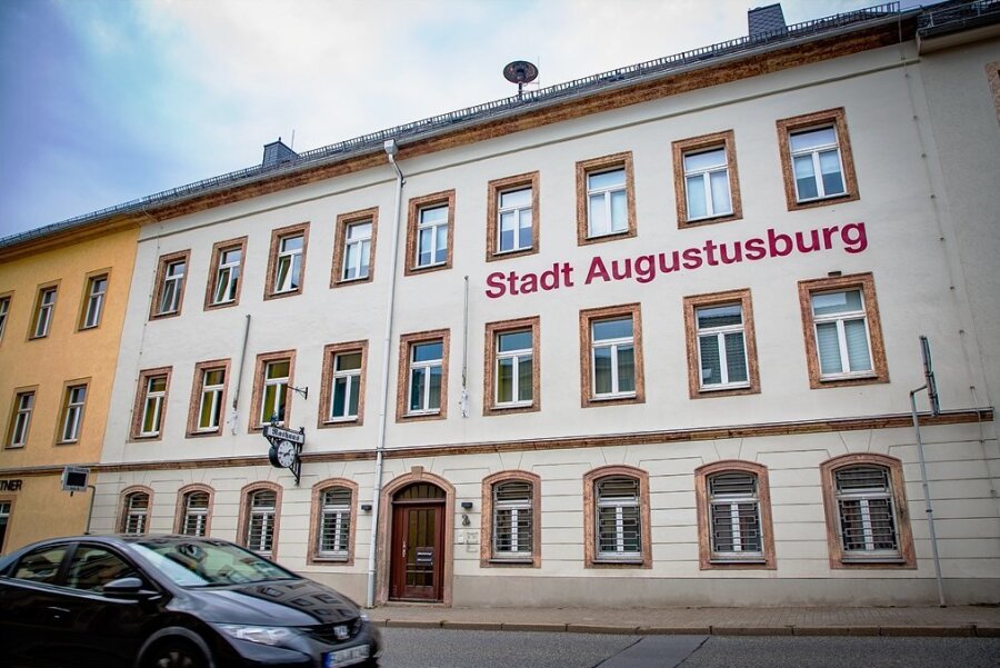 Der Verwaltungsbetrieb im Augustusburger Rathaus läuft auch ohne Bürgermeister, der seit dieser Woche ja auch praktisch der Landrat von Mittelsachsen ist und in Freiberg sitzt. 