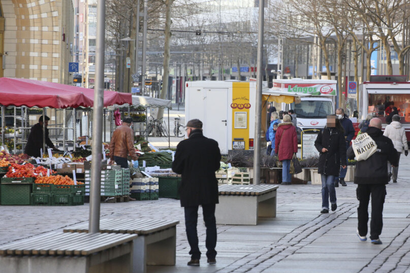 Nach Wiedereröffnung lange Schlangen auf Markt am Chemnitzer Rathaus - Der Wochenmarkt in Chemnitz hat wieder geöffnet.