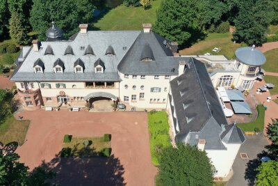 Nach Wiedereröffnung vor einem Jahr: Schlosshotel Wolfsbrunn in Hartenstein baut Angebot für Brautpaare aus - Das Wolfsbrunn liegt, eingebettet in einen großen Park, am Rande von Hartenstein. 
