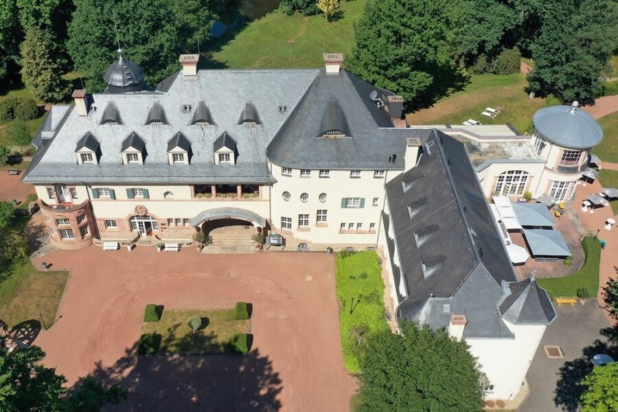 Nach Wiedereröffnung vor einem Jahr: Schlosshotel Wolfsbrunn in Hartenstein baut Angebot für Brautpaare aus - Das Wolfsbrunn liegt, eingebettet in einen großen Park, am Rande von Hartenstein. 