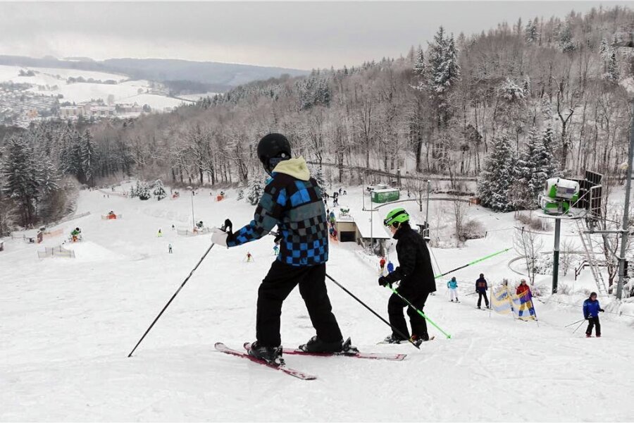 Nach Wintereinbruch am Wochenende: Wo die Loipen und Skihänge in Mittelsachsen wieder befahrbar sind - Wie im Januar: Noch einmal bietet sich im Frühjahr die Chance, Ski zu fahren. Unter anderem in Augustusburg.