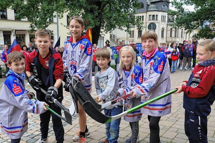 Vorm Rathaus absolvierte der Eishockey-Nachwuchs am Donnerstag eine öffentliche Trainingseinheit. Mit Nachdruck machten die Mädchen und Jungen darauf aufmerksam, wie wichtig die Eiszeit ist. 
