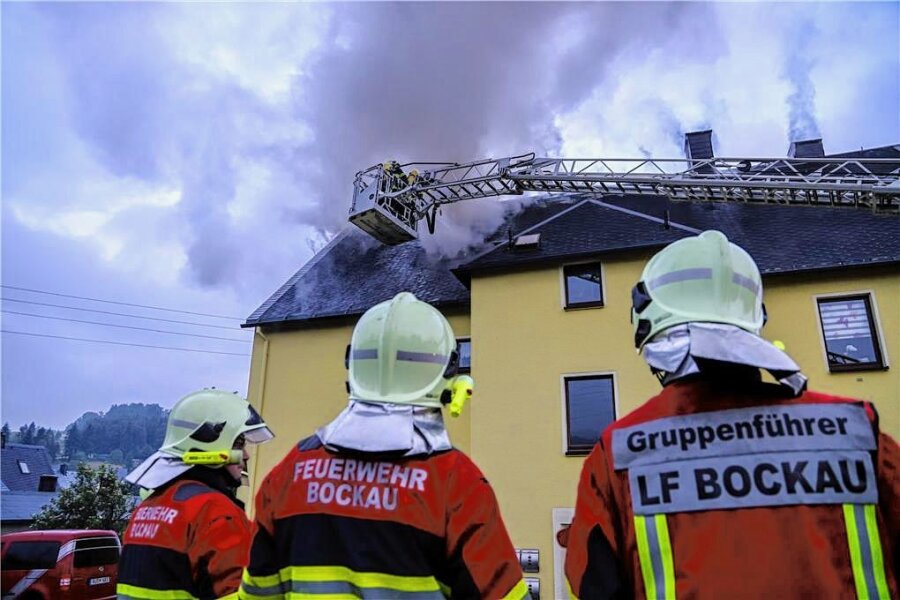 Nach Wohnhaus-Brand in Sosa: Pension Fröhlich bietet Obdach - 50 Einsatzkräfte der Feuerwehr waren zu dem Dachstuhlbrand in Sosa ausgerückt.