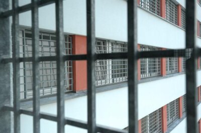 Nach Wohnungsbrand - 36-Jährige in Haft - Blick durch Fenstergitter in der JVA für Frauen.