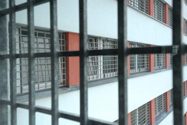 Nach Wohnungsbrand - 36-Jährige in Haft - Blick durch Fenstergitter in der JVA für Frauen.