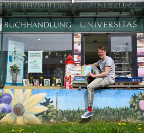 Die Universitas Buchhandlung an der Reichenhainer Straße hat mit Robert Aßmann einen neuen Inhaber. Er sieht für das Geschäft als Fachbuchhandlung eine gute Zukunft. 
