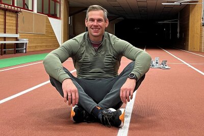 Nach zehn Jahren im Bob: Olympiasieger Candy Bauer vor seiner letzten Fuhre - Trainingspause im „Sprintkeller“ in der Chemnitzer Leichtathletikhalle - Candy Bauer posiert für den „Freie-Presse“-Reporter.