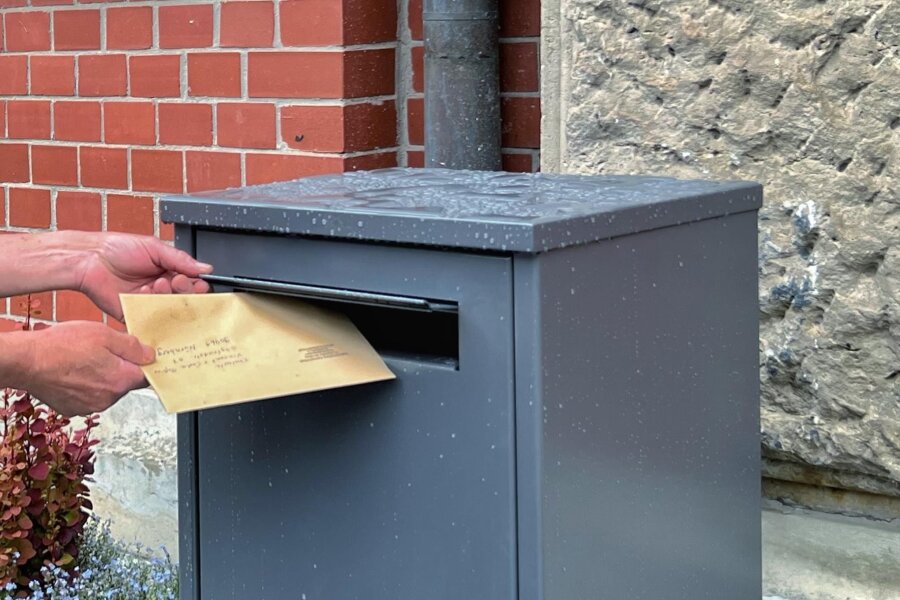 Nach Zerstörung: Warum an neuem Briefkasten am Auerbacher Rathaus eine Videokamera angebracht ist - Der gesprengte Briefkasten am Auerbacher Rathaus ist erneuert worden.
